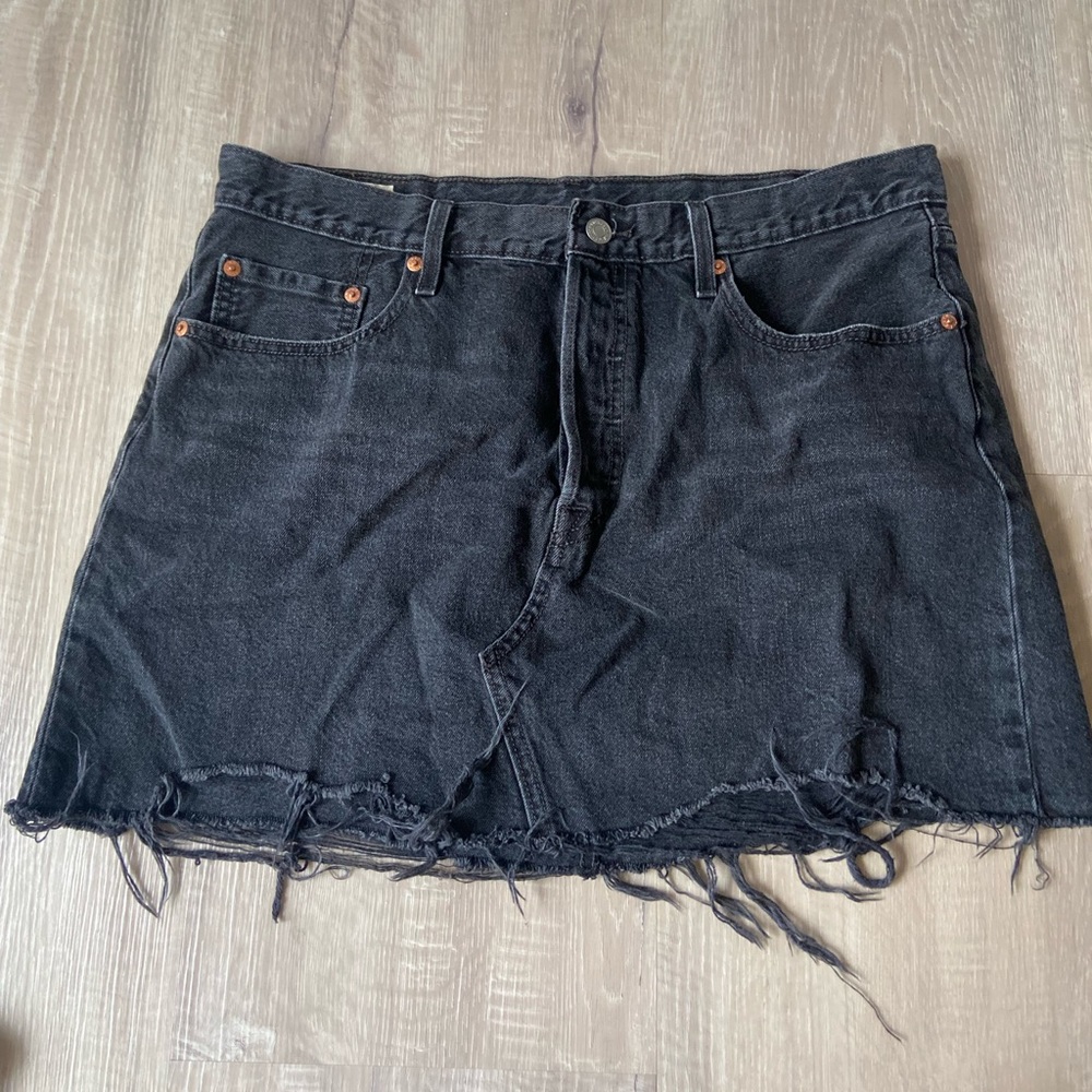 Levi black skirt